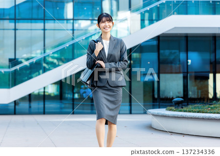 穿著西裝的女商人 137234336