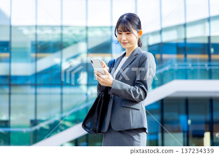 談話在智能手機的女商人 137234339