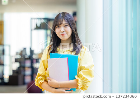 年輕女性，大學生，專業學生 137234360