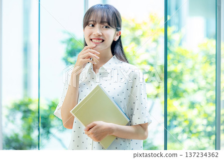 年輕女性，大學生，專業學生 137234362