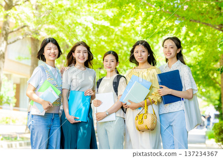 站在大學校園裡的學生們 137234367