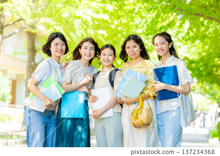站在大學校園裡的學生們 137234368