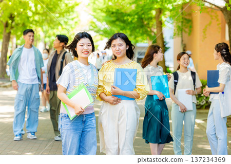 站在大學校園裡的學生們 137234369
