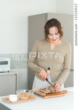 女人在廚房切麵包準備早餐 137234517