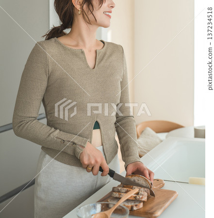 女人在廚房切麵包準備早餐 137234518