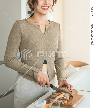 女人在廚房切麵包準備早餐 137234519