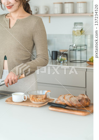 一位女士在廚房準備早餐。 137234520