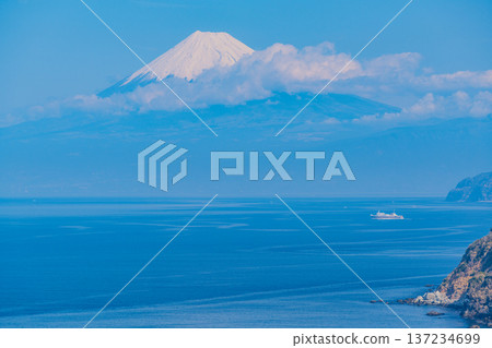 (Shizuoka Prefecture) Suruga Bay Ferry sailing across the ocean with Mount Fuji in the background 137234699