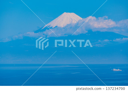 (Shizuoka Prefecture) Suruga Bay Ferry sailing across the ocean with Mount Fuji in the background (Shizuoka Prefecture) Suruga Bay Ferry sailing across the ocean with Mount Fuji in the background 137234700