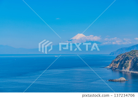 （靜岡縣）駿河灣渡輪航行在海面上，背景是富士山。 137234706