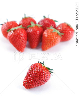 新鮮的草莓 137235128