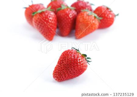 新鮮的草莓 137235129