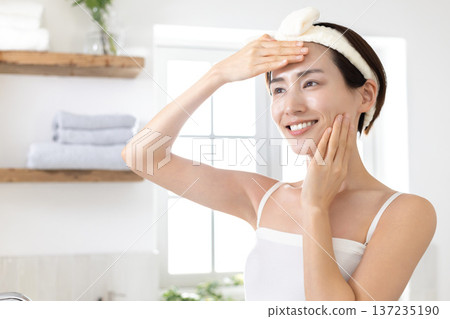 美容：一位女士在浴室進行護膚 137235190