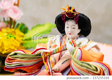 身著華麗服飾的雛人偶的特寫（少女節/桃節） 137235193