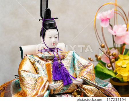 身穿華麗金絲錦緞服飾的皇帝和皇后玩偶的特寫鏡頭（女童節/桃花節） 137235194