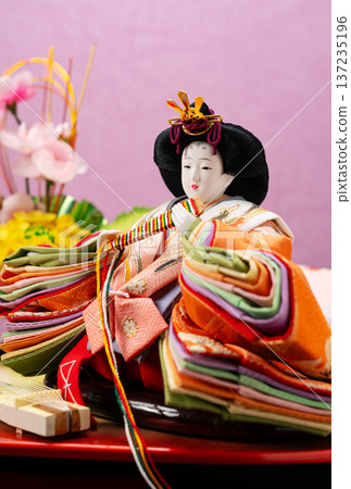 特寫鏡頭展現了美麗的雛人偶和身著十二層和服、手放風箏的女性人偶（少女祭、桃花祭）。 137235196