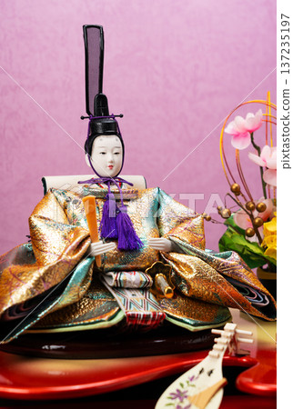 一隻小琵琶,以及身穿華麗金絲錦緞服飾的皇帝與皇后玩偶的特寫(少女節、桃花節) 一隻小琵琶,以及身穿華麗金絲錦緞服飾的皇帝與皇后玩偶的特寫(少女節、桃花節) 137235197