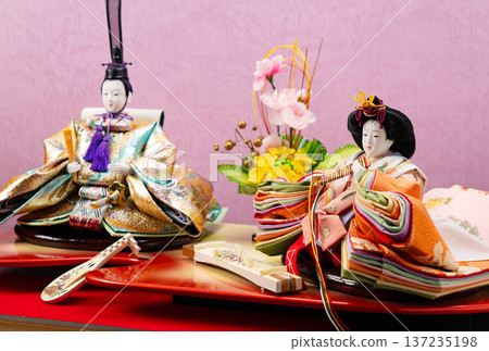 日本微型樂器和美麗的皇帝和皇后玩偶(玩偶節,粉紅色背景) 日本微型樂器和美麗的皇帝和皇后玩偶(玩偶節,粉紅色背景) 137235198