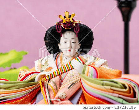 特寫鏡頭展現了美麗的雛人偶和女性人偶,配上雪燈籠和粉紅色背景(少女節、桃花節)。 特寫鏡頭展現了美麗的雛人偶和女性人偶,配上雪燈籠和粉紅色背景(少女節、桃花節)。 137235199
