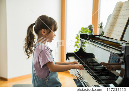 女孩彈鋼琴 生成式人工智慧 137235233