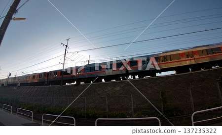 一列火車迎著太陽疾馳 一列火車迎著太陽疾馳 137235322