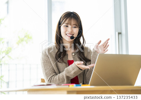 年輕女性在線上參加線上課程 137235433