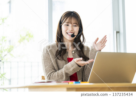 年輕女性在線上參加線上課程 137235434