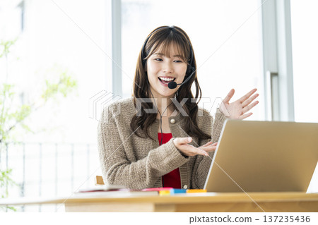 年輕女性在線上參加線上課程 137235436