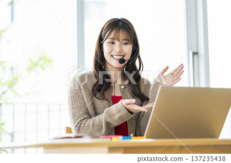 年輕女性在線上參加線上課程 137235438