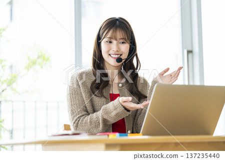 年輕女性在線上參加線上課程 137235440