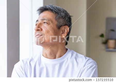 站立在windowside的老人 137235510