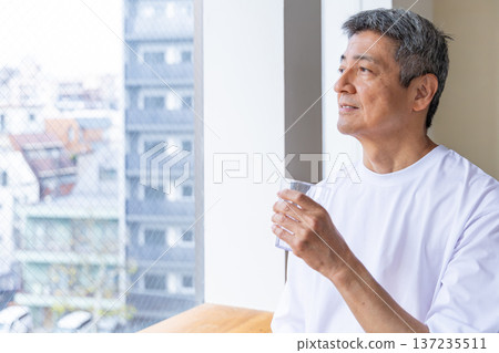 在windowside的老人飲用水 在windowside的老人飲用水 137235511