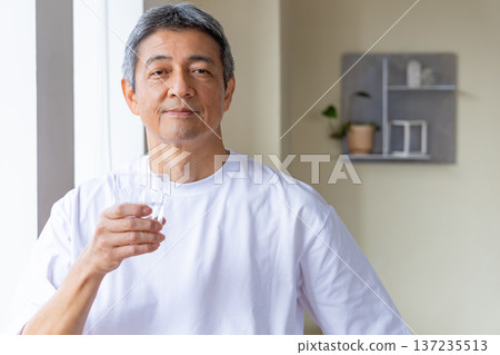 在windowside的老人飲用水 137235513