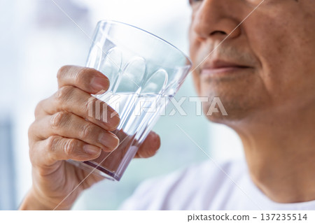 在windowside的老人飲用水 137235514