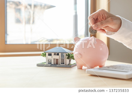 房屋模型和存錢筒-用於房屋購買和抵押貸款的圖片素材 房屋模型和存錢筒-用於房屋購買和抵押貸款的圖片素材 137235833