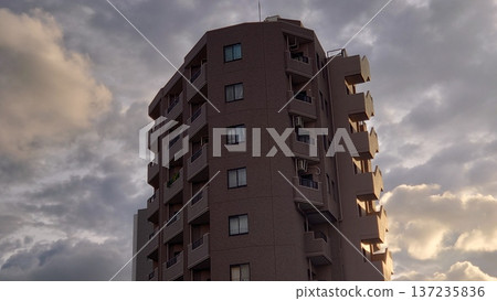 夕陽下的豪宅 夕陽下的豪宅 137235836