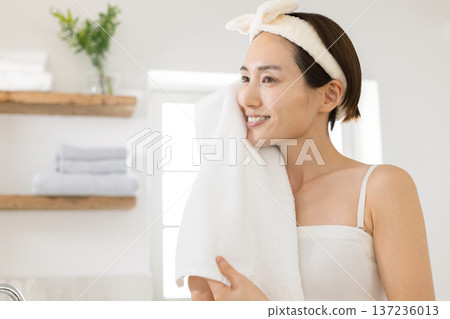 美:一位女士在浴室洗臉 美:一位女士在浴室洗臉 137236013