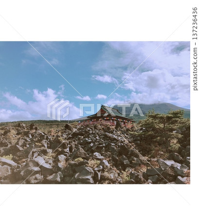 群馬縣火山爆發形成的寺廟,景色雄偉壯觀。 群馬縣火山爆發形成的寺廟,景色雄偉壯觀。 137236436