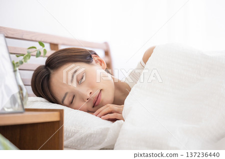 女人在床上睡得很香。 137236440