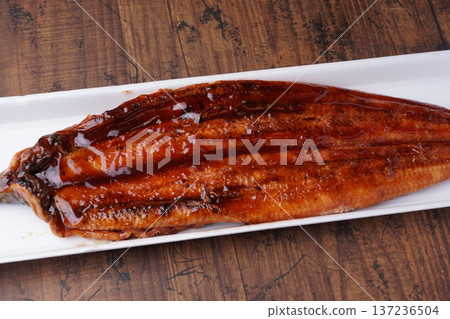 鰻魚菜餚的配料 137236504