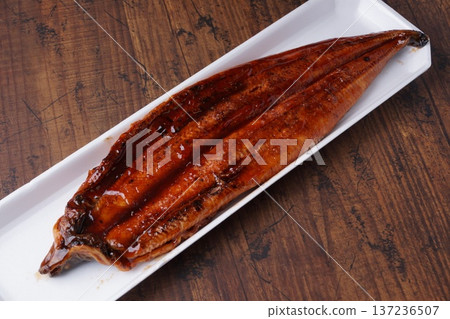 鰻魚菜餚的配料 137236507