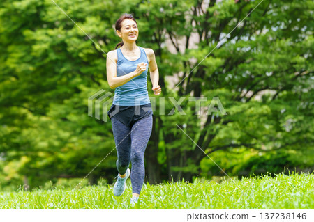 中年婦女慢跑 137238146