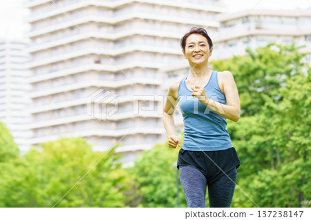 中年婦女慢跑 137238147
