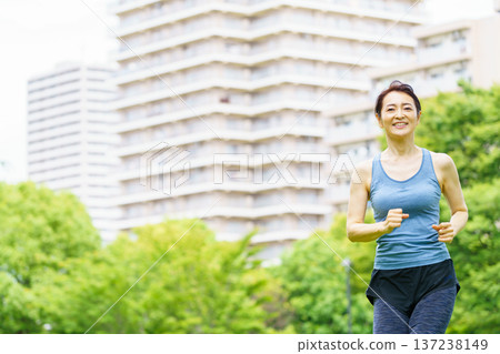 中年婦女慢跑 137238149