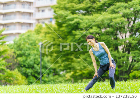 Middle women stretching 137238150