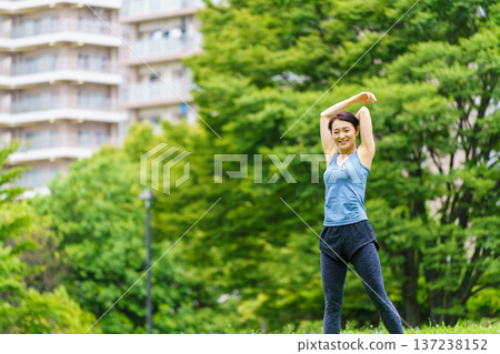 Middle women stretching 137238152