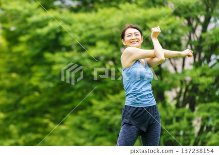 Middle women stretching Middle women stretching 137238154