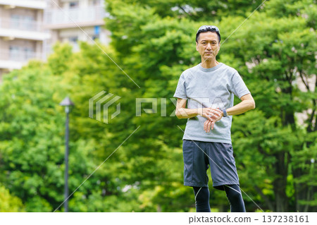 老人在公園裡慢跑 137238161