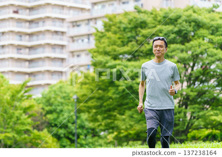 senior man running senior man running 137238164