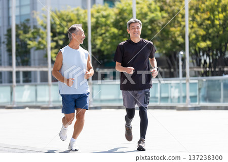 慢跑的老人 137238300